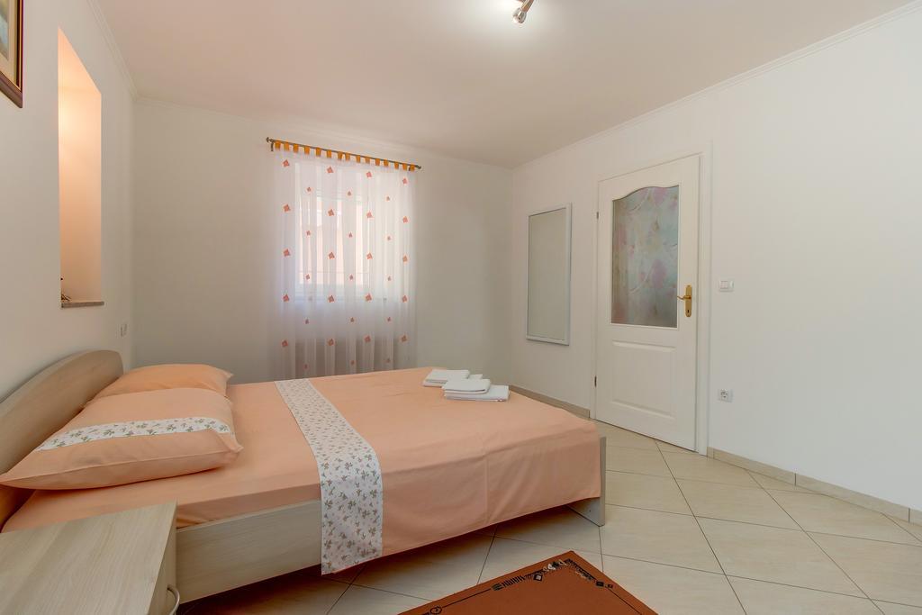 Apartments Leila Mali Losinj Bagian luar foto