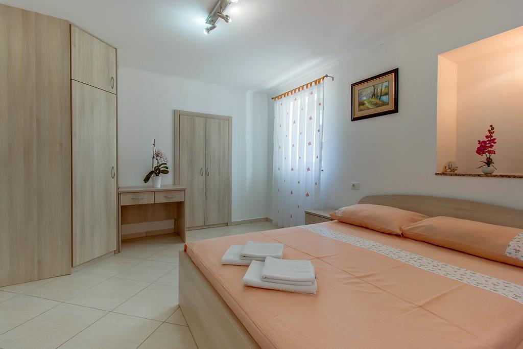 Apartments Leila Mali Losinj Bagian luar foto