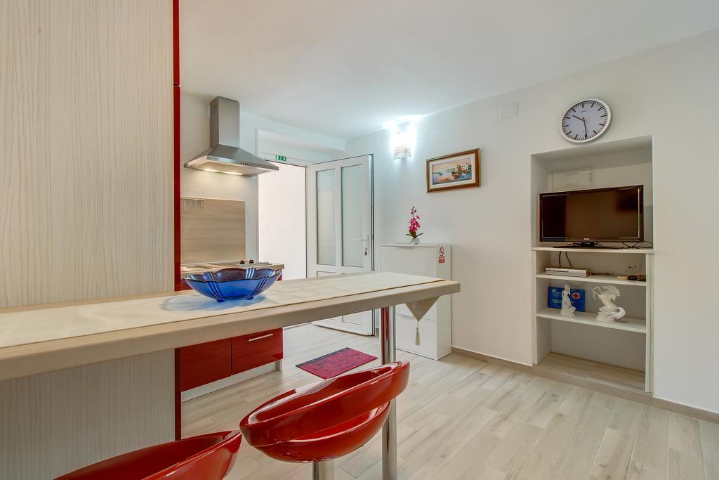 Apartments Leila Mali Losinj Bagian luar foto